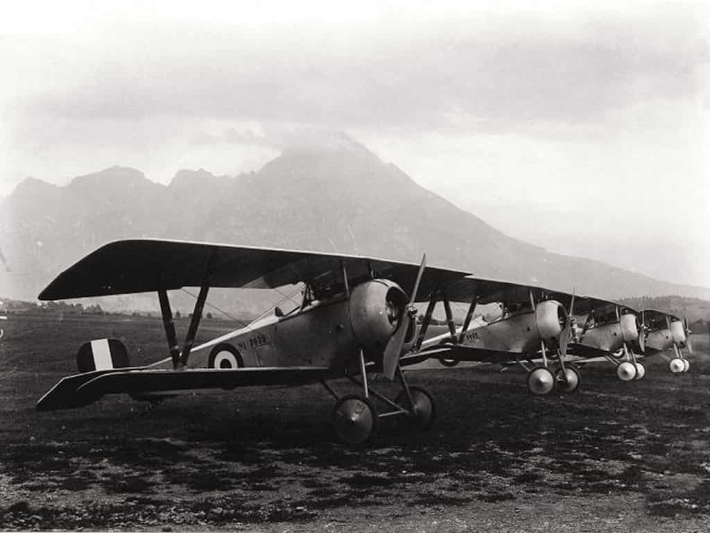 Истребители Ni. 17 (Ньюпор 17 выпуска итальянской фирмы «Макки») на аэродроме 91-й эскадрильи Летной службы королевской армии Италии. Наиболее вероятно, что фото сделано в районе Венеции в начале 1917 г.
